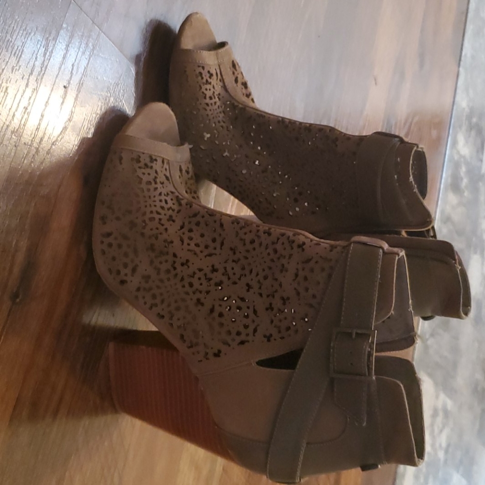 Cute Size 10 bootie.